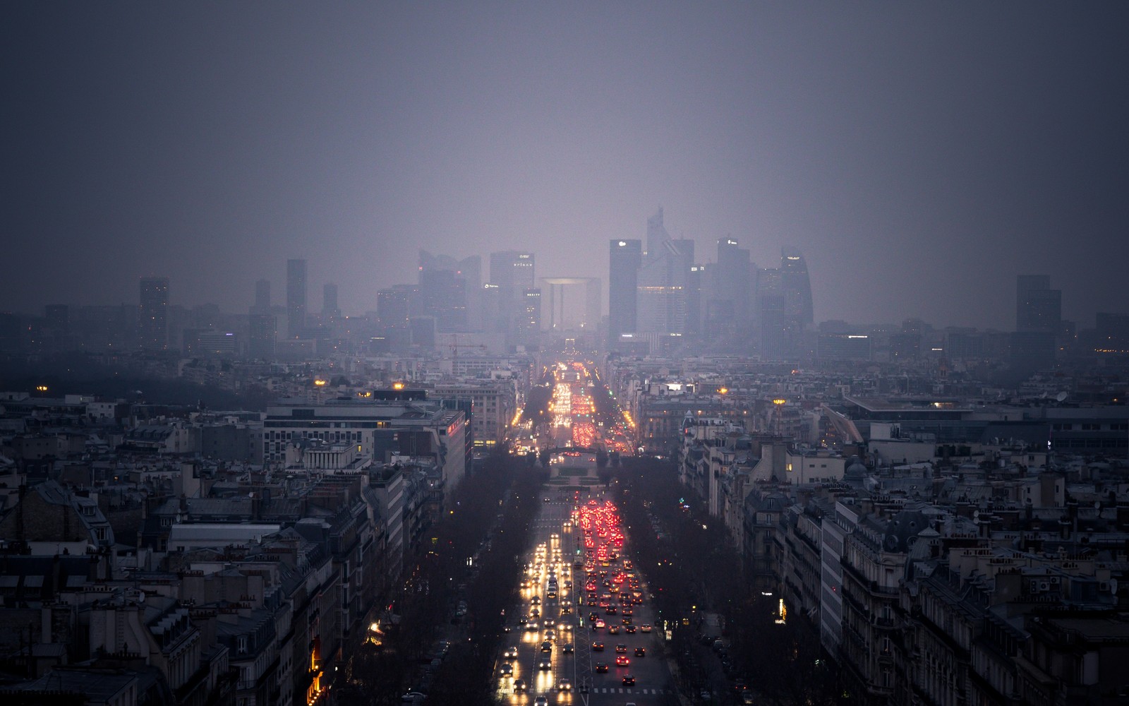 Unscharfe sicht auf eine stadt bei nacht mit viel verkehr (arc de triomphe, eiffelturm, stadtbild, metropole, stadtgebiet)