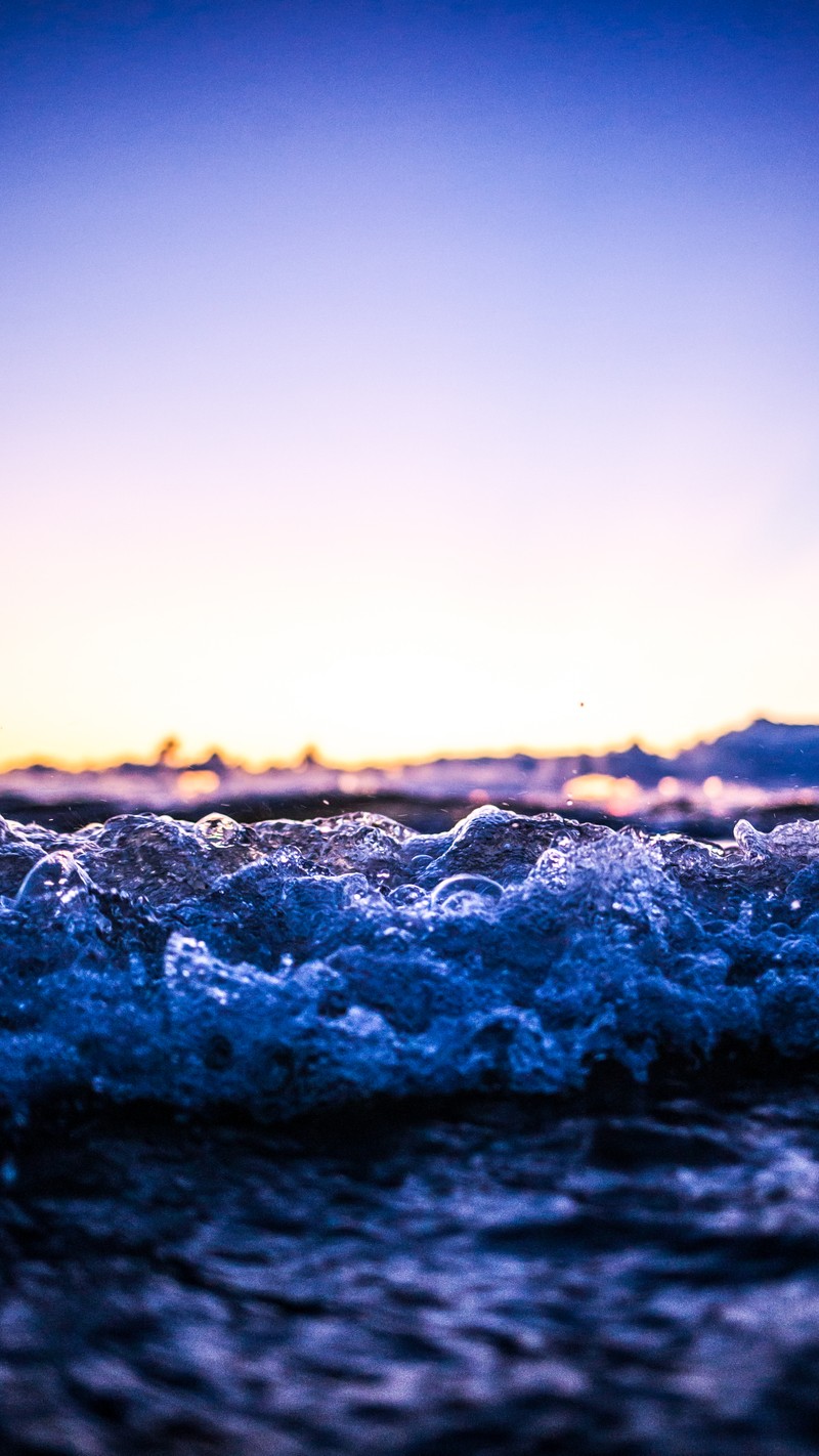 Волна разбивается о пляж на закате (море, водные ресурсы, атмосфера, жидкость, синий)