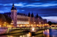 Conciergerie de Noche: Un Hito Histórico de París Reflejándose en el Sena