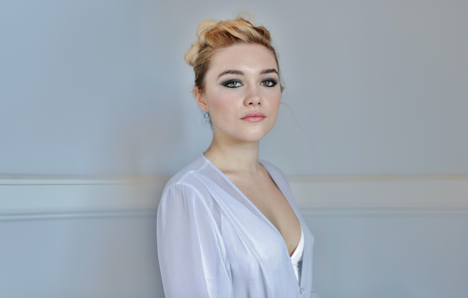 Арабская женщина в белой рубашке позирует для фотографии (флоренс пью, florence pugh, 5k, люди, обои 4k)