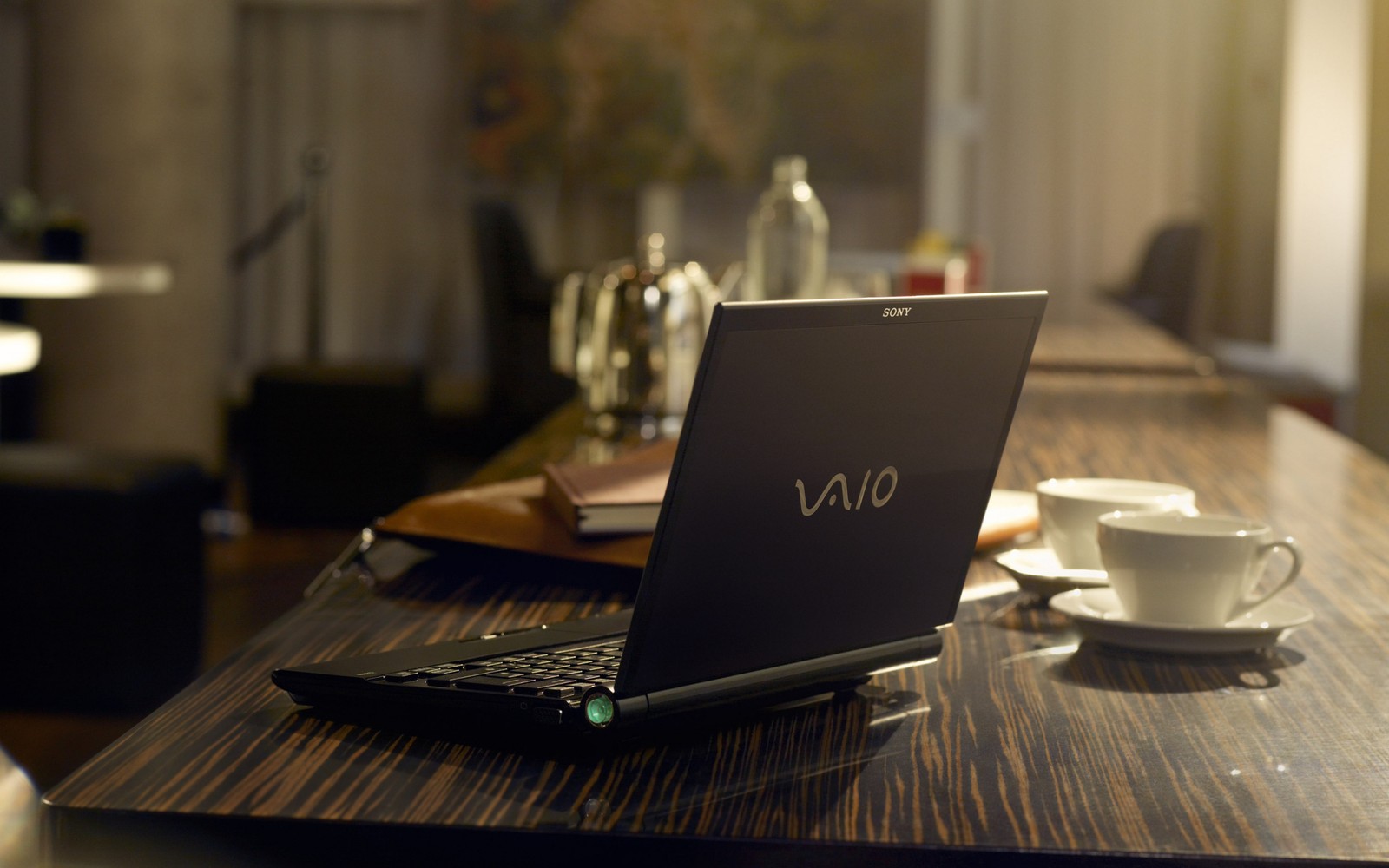 Скачать обои vaio, стол, посуда, нетбук, netbook