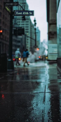 Escena urbana empapada de lluvia con paraguas y reflejos