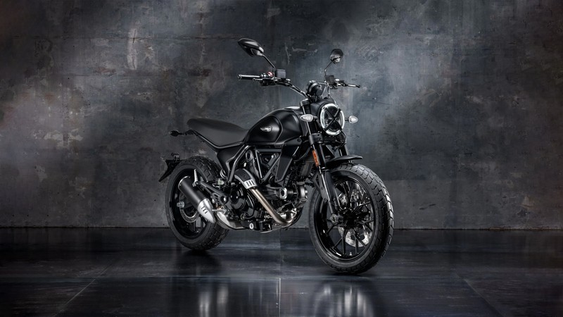 Близкий план мотоцикла, припаркованного в темной комнате (ducati scrambler icon dark, 2025, кафе рейсер, cafe racer, 5k)