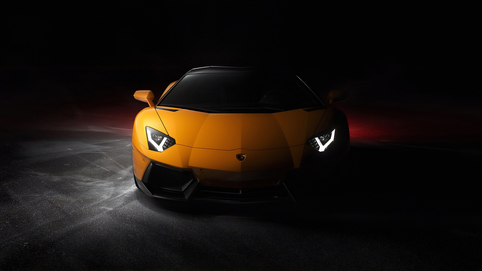 Um close de um carro esportivo amarelo em uma sala escura (lamborghini aventador, carros amarelos, carros esportivos, fundo preto, carros)