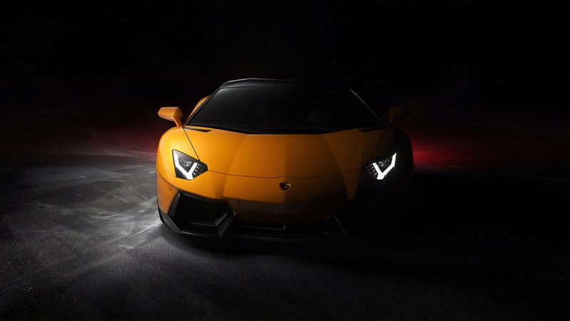 Близкий план желтого спортивного автомобиля в темной комнате (lamborghini aventador, желтые машины, спортивные автомобили, черный фон, машины)