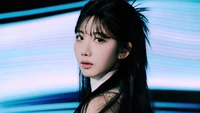 Choi Yu Ju do Cherry Bullet posa confiantemente contra um fundo vibrante e dinâmico, incorporando a essência do glamour K-pop.