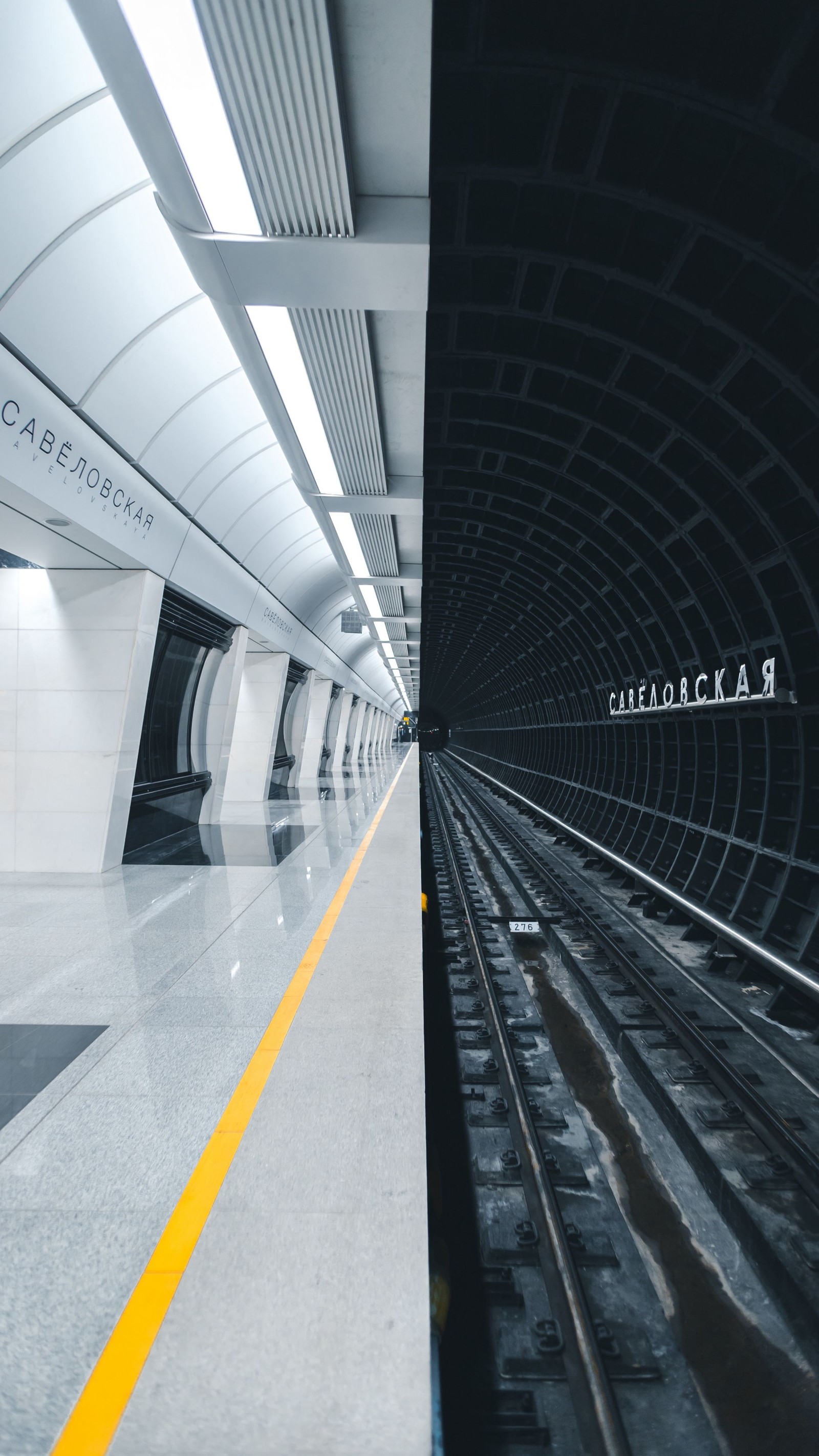 Hay un tren entrando en un túnel con una línea amarilla (transporte rápido, metro exodus, tren, tableta, edificio)