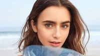 Lily Collins: Close-up cativante de uma bela celebridade