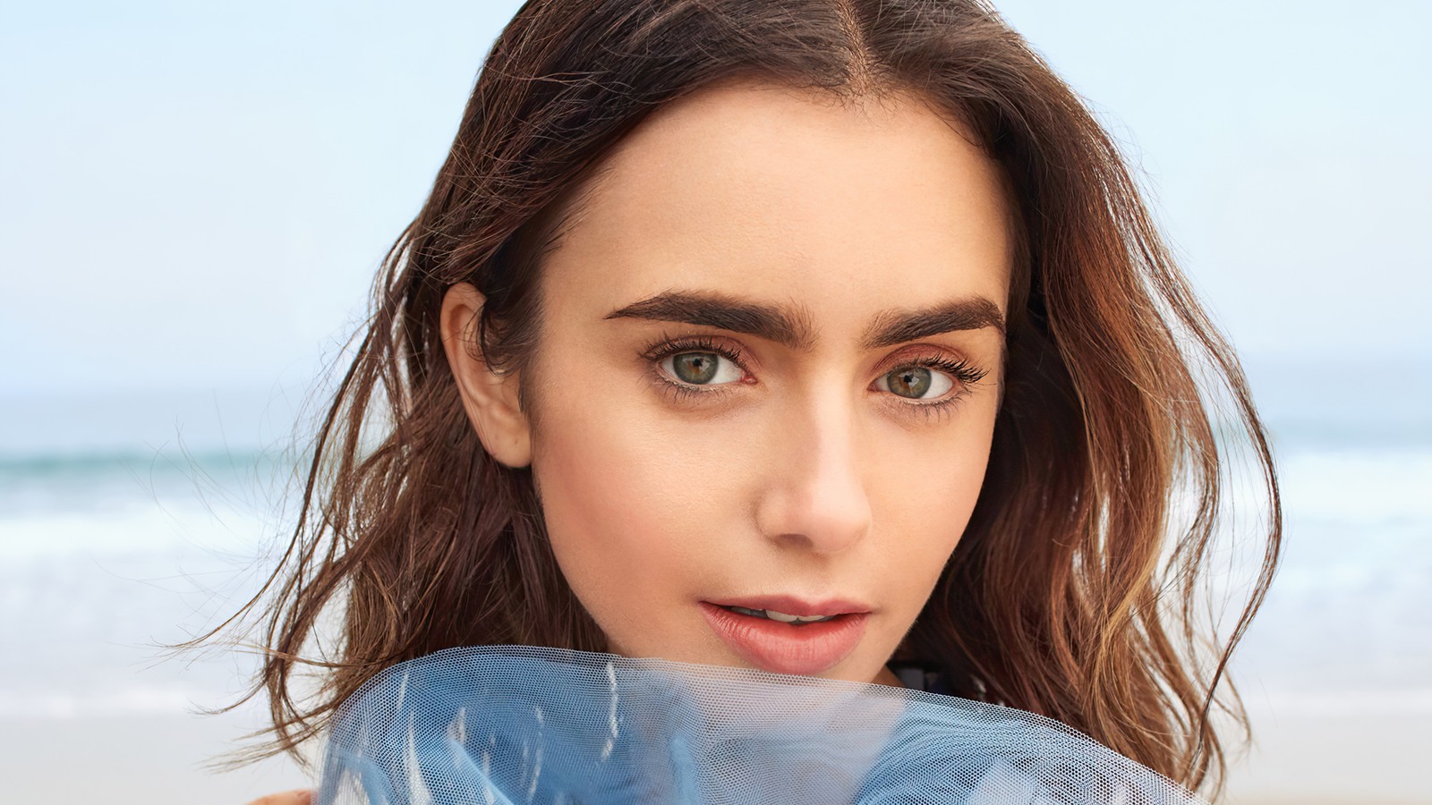 Femme arabe tenant un sac en plastique sur la plage (lily collins, gros plan, beau, actrice, femmes)