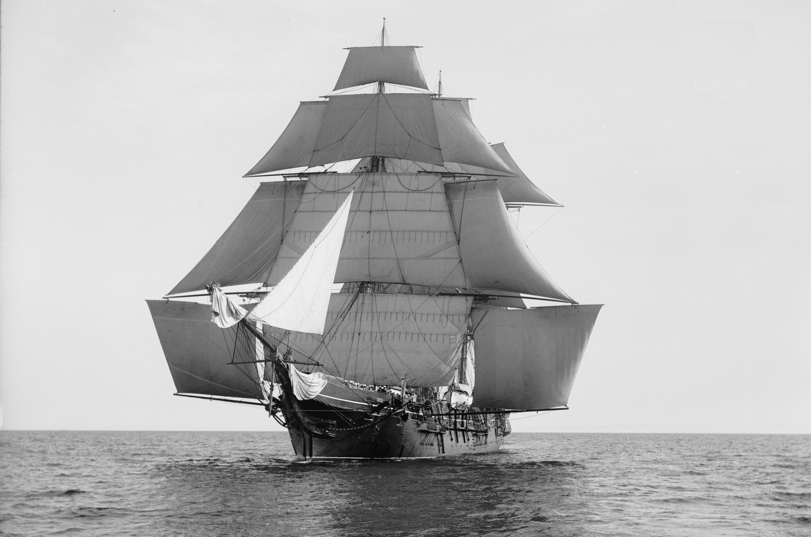 Vue aérienne d'un voilier dans l'océan avec un arrière-plan de ciel (voilier, navire, voile, grand navire, bateau)