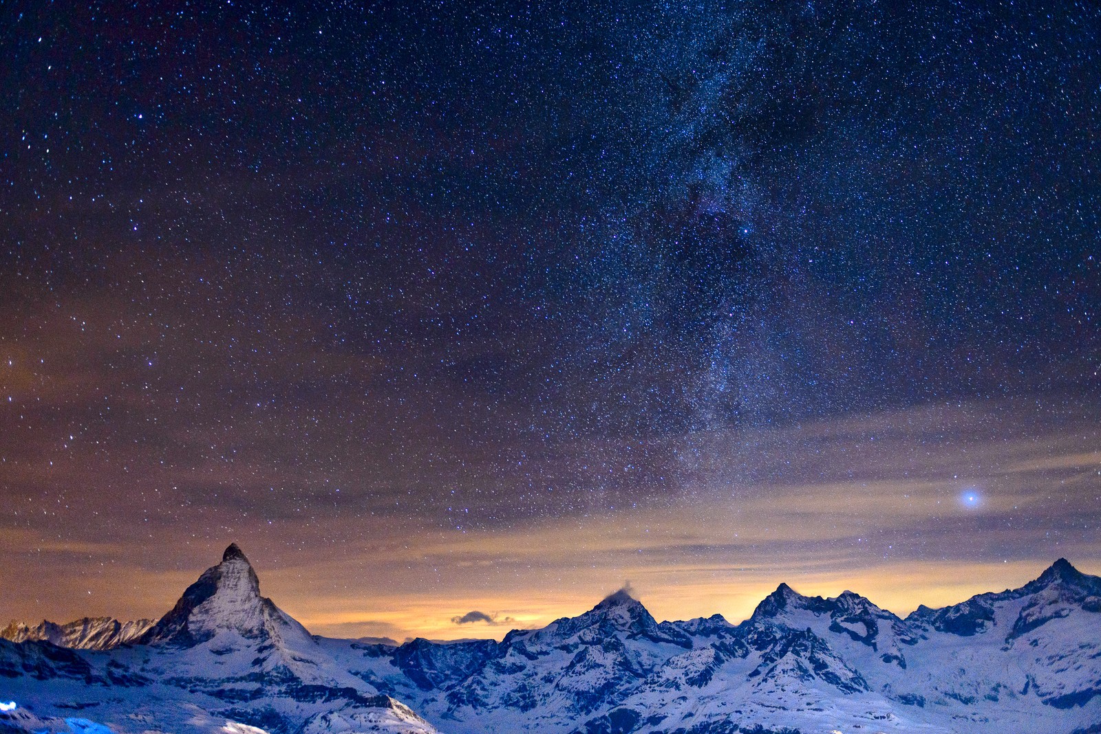 Ein blick auf die milchstraße und die sterne über den bergen (berg, gebirgskette, atmosphäre, astronomisches objekt, stern)