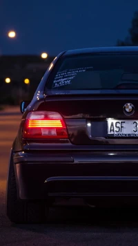 BMW M3 al anochecer: Diseño elegante y exhibición de iluminación automotriz