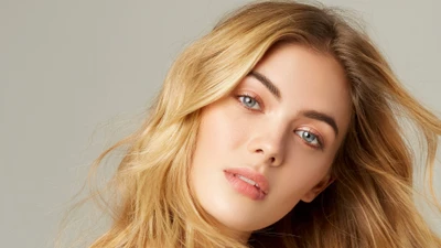 Megan Williams: Belleza cautivadora con impactantes ojos azules y cabello rubio fluido