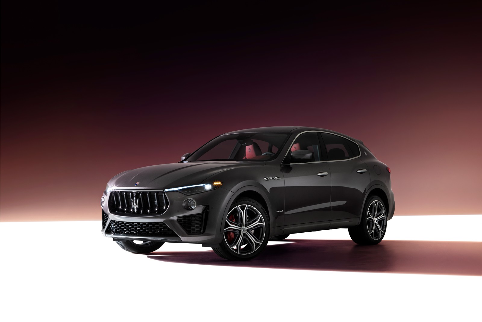 Le nouveau maserati est montré dans une pièce sombre (maserati levante s q4 gransport, 2021, 5k, 8k, voitures)