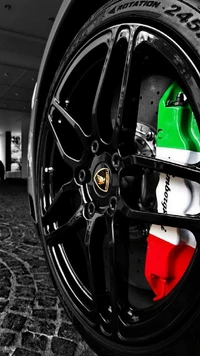 Roda Lamborghini com pinças de freio nas cores da bandeira italiana