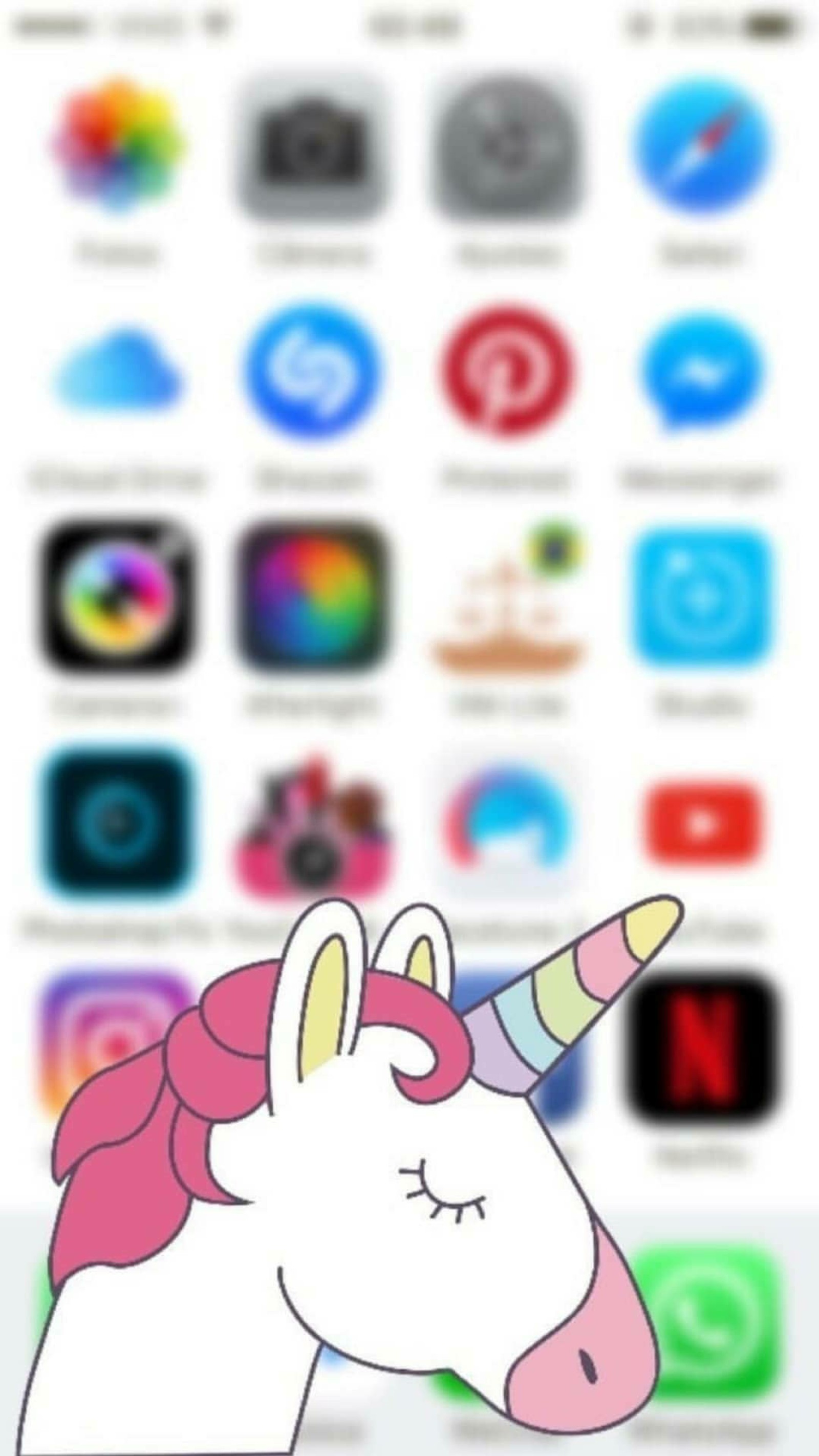 Primer plano de un unicornio con una melena rosa y un fondo blanco (manzana, dragón, niño, unicornio)