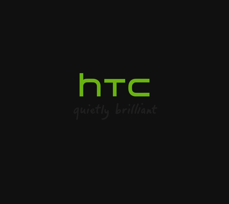 Крупный план мобильного телефона на черном фоне (htc, логотип)