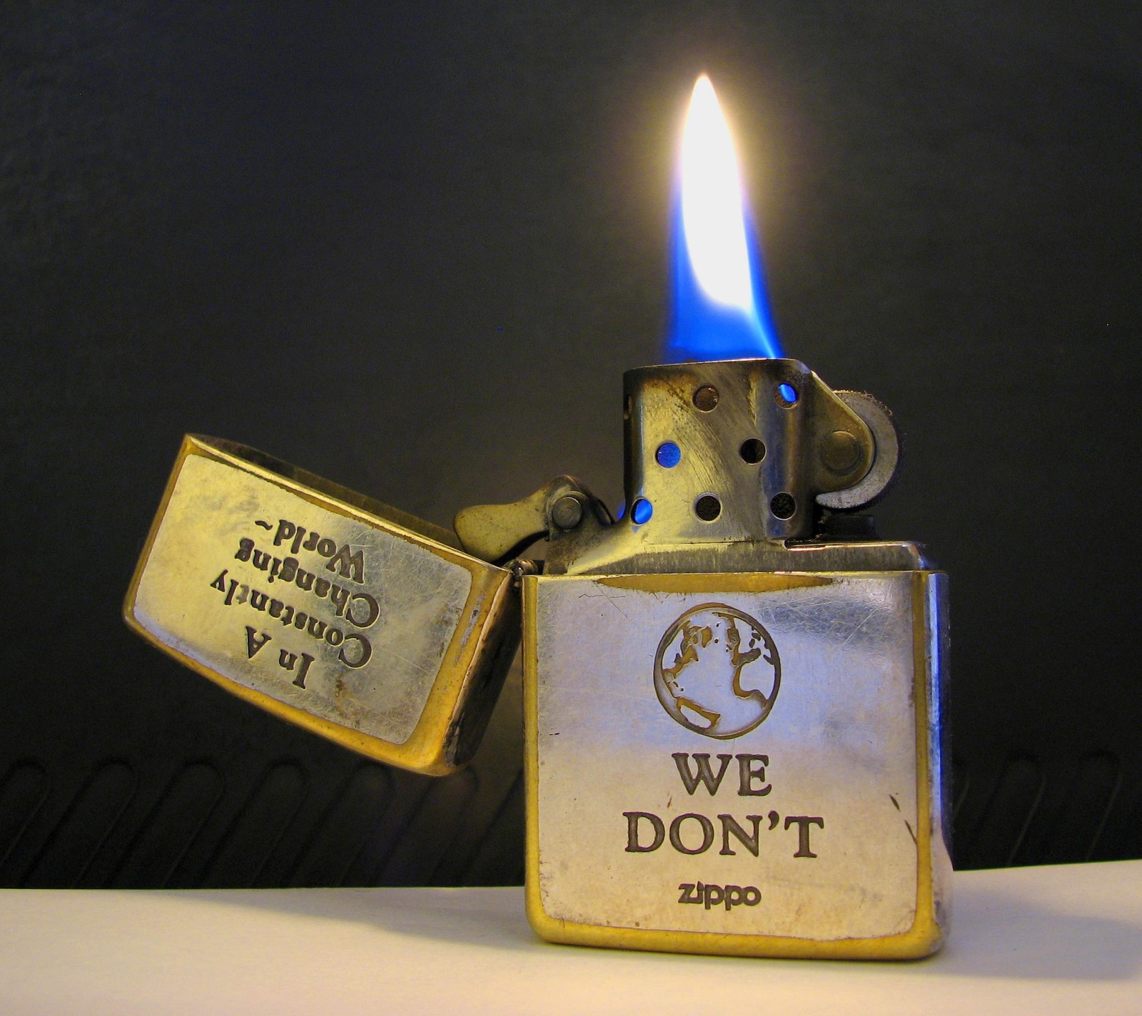 Зажигалка, которая горит, с надписью на ней (пламя, lighters, курение, мир, зиппо)