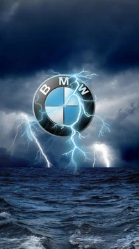 Logo BMW entouré de ciels orageux et d'éclairs