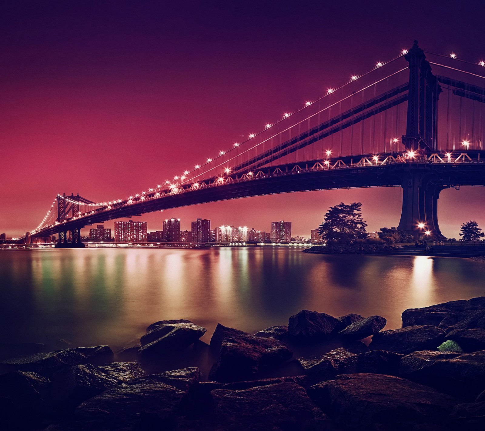 Vista aérea de un puente sobre un cuerpo de agua por la noche (puente, ciudad, paisaje, manhattan)