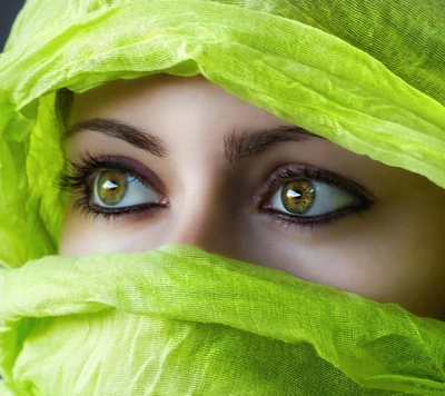 Olhos verdes hipnotizantes emoldurados por um véu