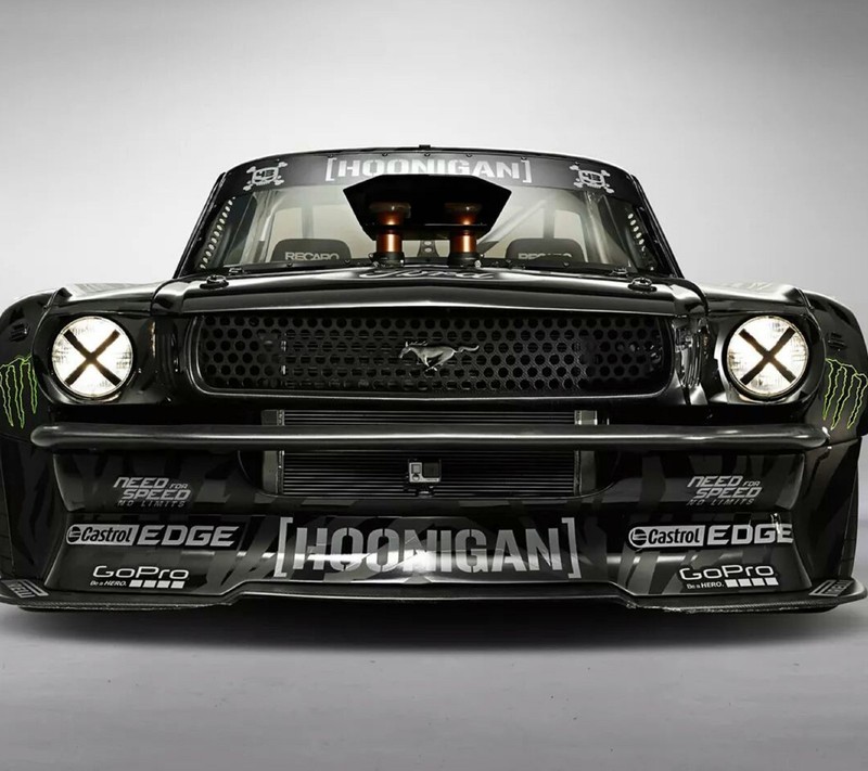 Крупный план черного мустанга на белом фоне (ford mustang, гимхана семь, хунинган, hoonigan, кен блок)