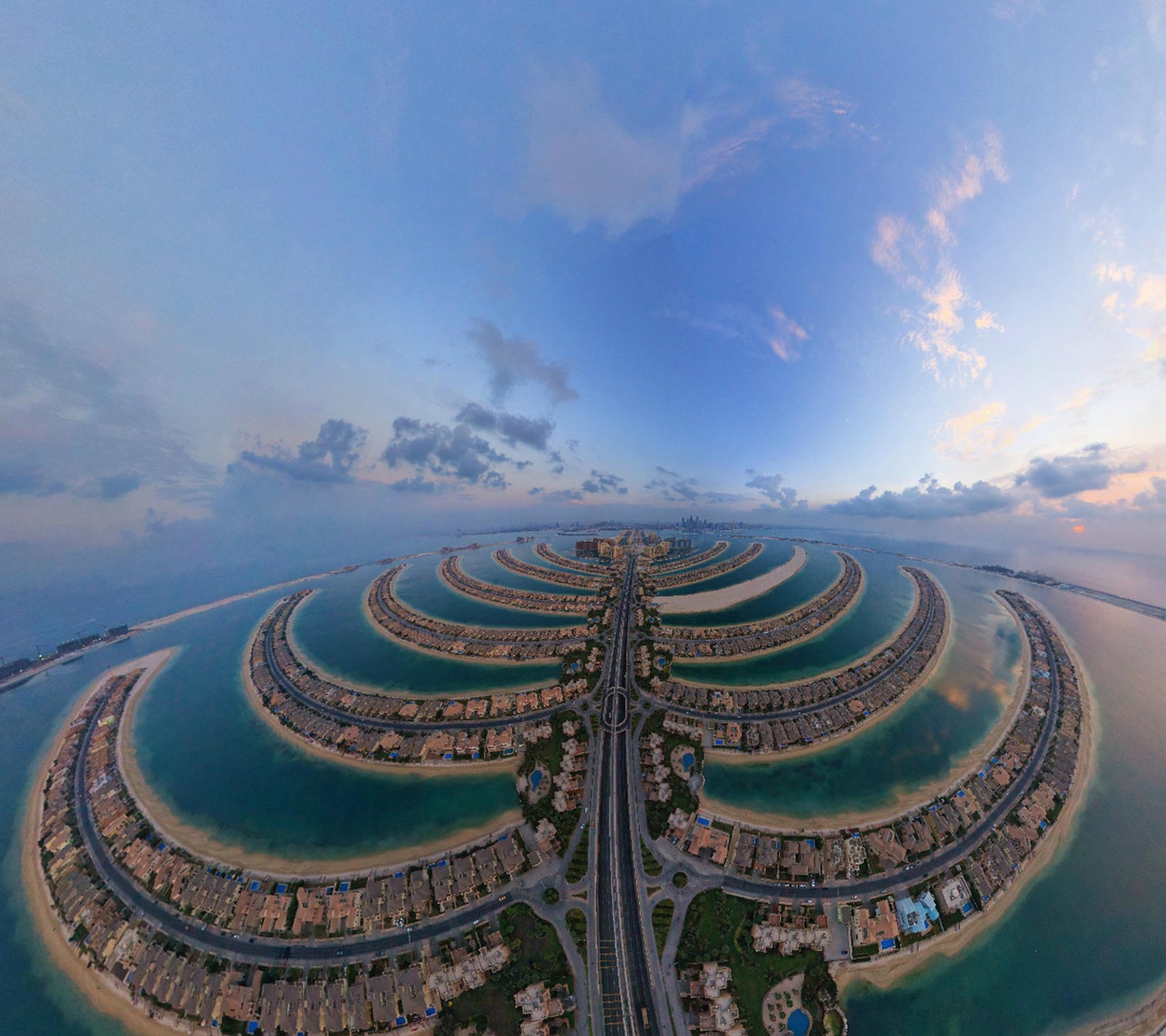 Une vue d'une île de forme circulaire avec de nombreux bâtiments (bleu, ville, désert, dubaï, dubai)