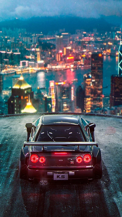 Modifizierter Nissan Skyline mit Blick auf eine lebendige Stadtlandschaft