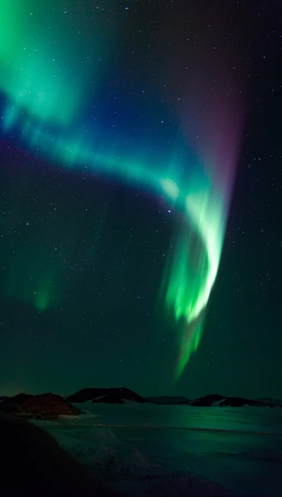 Deslumbrante aurora boreal iluminando uma paisagem noturna serena