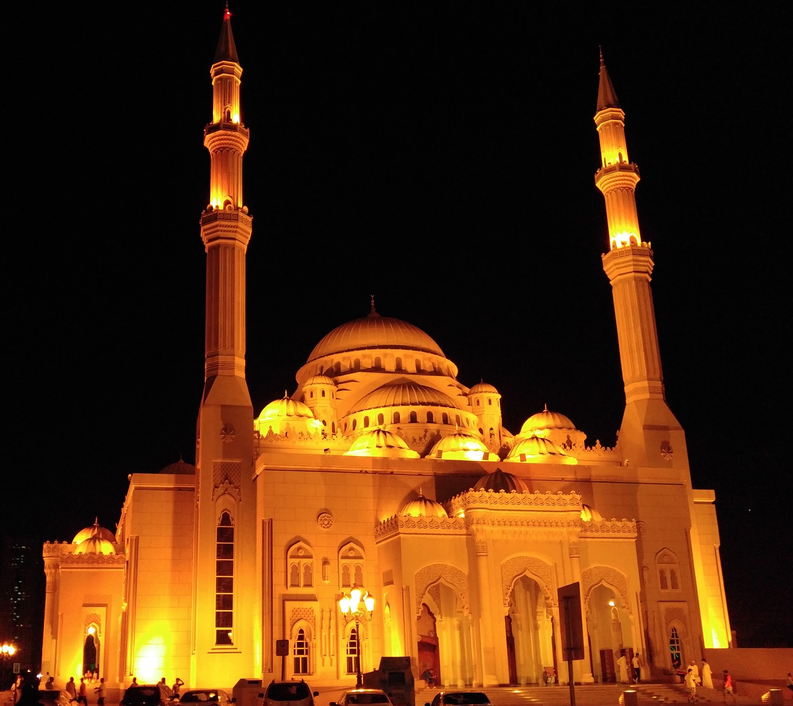 Eine arabische ansicht eines großen weißen gebäudes mit einer beleuchteten kuppel (amazing beautiful, islam, mosque design, ramadan, hintergrundbild)