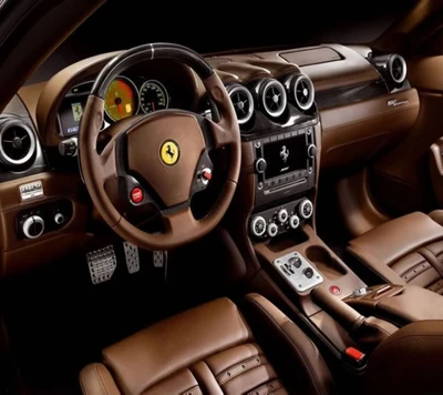 Interieur des Ferrari-Sportwagens: elegante Ledersitze und schlankes Armaturenbrett