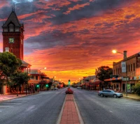 Coucher de soleil vibrant sur une rue de ville pittoresque