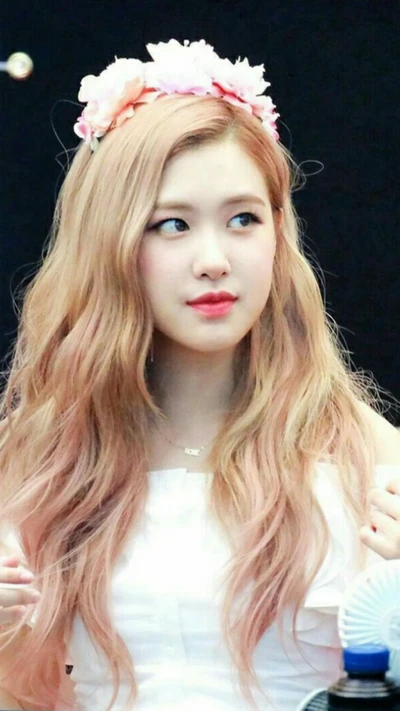 Rose von BLACKPINK mit fließenden rosa Haaren und einem Blumenkranz.