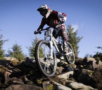 Mountainbiker, der felsiges Terrain navigiert