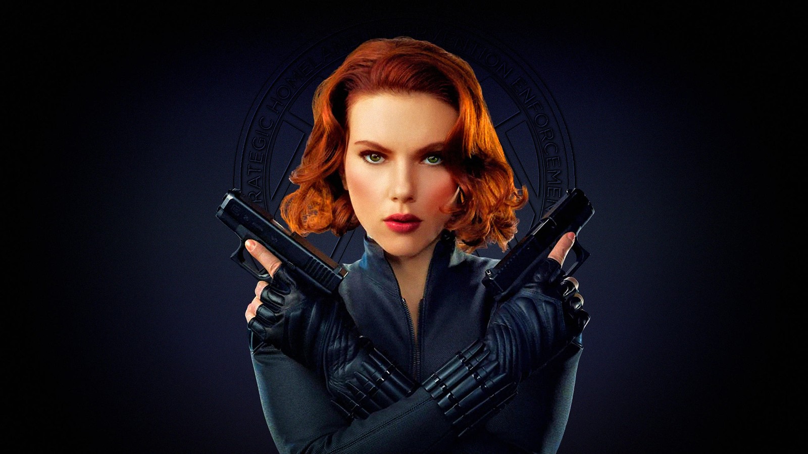 Una mujer en un traje de viuda negra sosteniendo dos armas (scarlett johansson, viuda negra, black widow, universo cinematográfico de marvel, marvel cinematic universe)