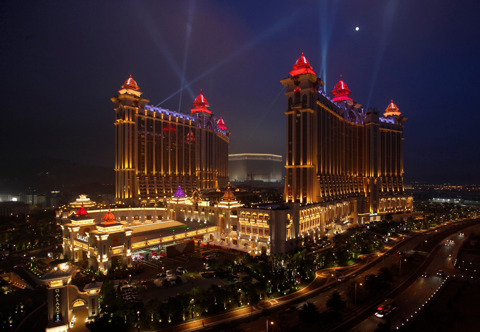 Vue arabe d'une ville la nuit avec beaucoup de lumières (casino, ville, point de repère, zone urbaine, nuit)