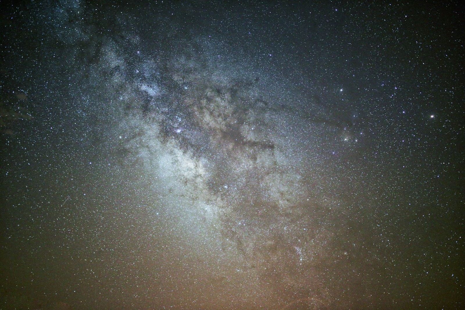 Uma vista da via láctea e das estrelas sobre um campo. (via láctea, galáxia, estrela, astronomia, universo)