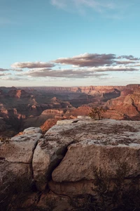 Majestätische Canyon-Aussicht mit rauen Felsen, die die atemberaubende Geologie und natürliche Schönheit einer Wildnislandschaft unter einem ruhigen Himmel zeigt.