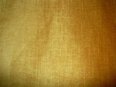 Textura textil amarilla cálida sobre suelo de madera