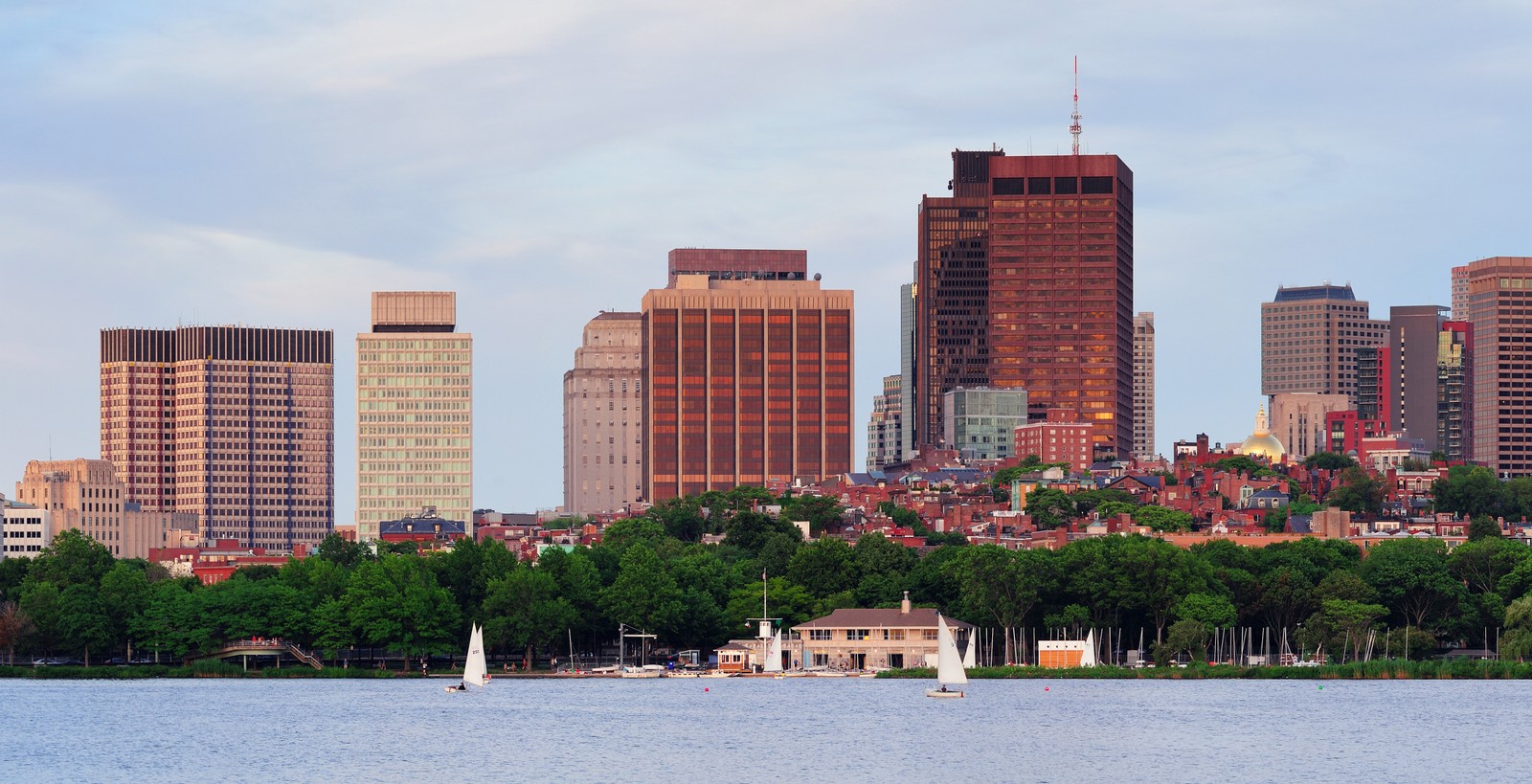 Vista panorâmica do horizonte da cidade com um veleiro em primeiro plano (linha do horizonte, boston, arranha céus, cidade, área urbana)