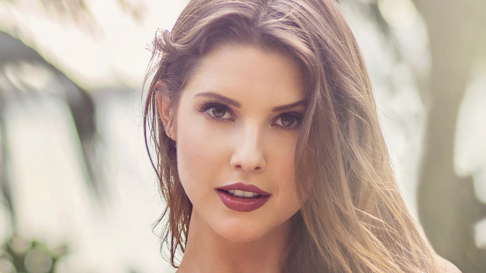 Une femme en courbes avec de longs cheveux et un haut blanc posant pour une photo (amanda cerny, modèle, femmes, filles, célébrité)