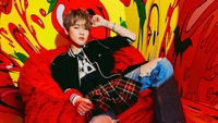 Chenle de NCT Dream en un entorno vibrante y colorido, mostrando una estética juguetona y elegante.