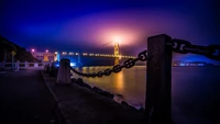 Réflexion nocturne d'un pont sous des cieux violets