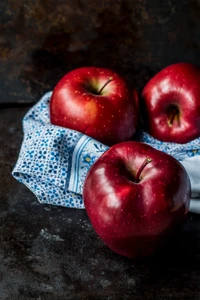 Pommes rouges fraîches sur un tissu bleu