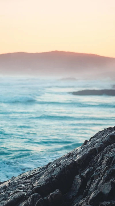 Olas serenas de las tierras altas al atardecer