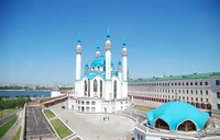 Beeindruckende Blaue Moschee, die byzantinische Architektur in einer lebhaften Stadtlandschaft zeigt