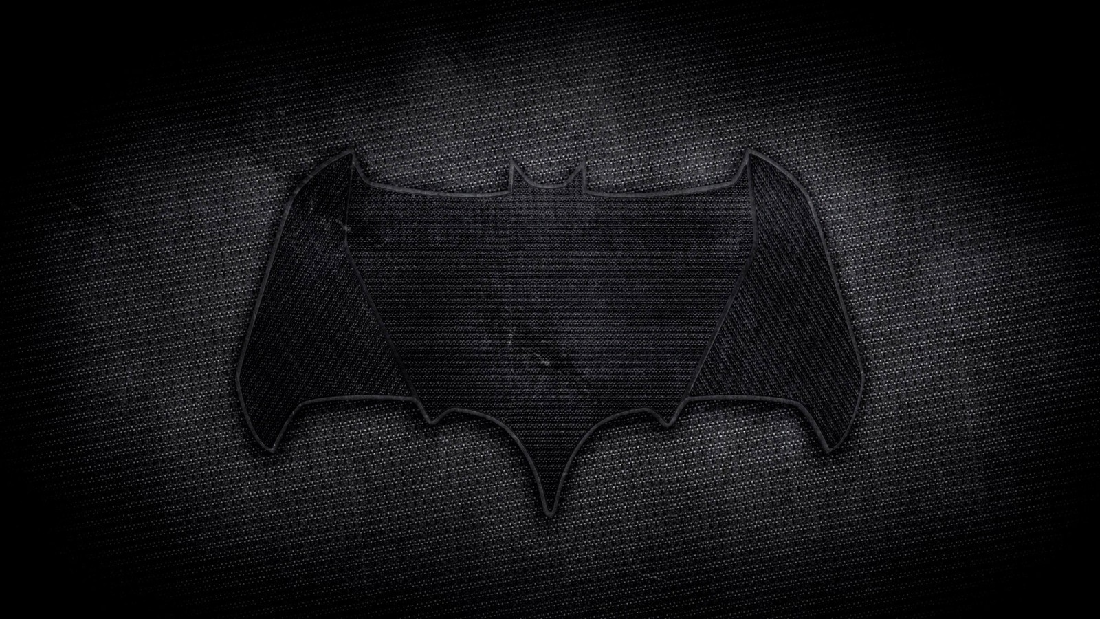 Logo de batman sobre un fondo negro (batman, logotipo, oscuridad, traje de batman, primer plano)