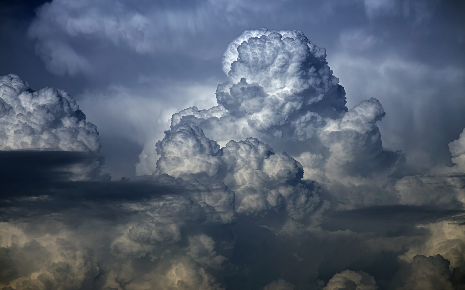 Il y a beaucoup de nuages dans le ciel (nuage, cumulus, journée, atmosphère, ciel)