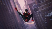 Miles Morales schwingt durch eine lebendige Stadtlandschaft in seinem ikonischen Anzug und fängt das Wesen des Abenteuers in "Marvel's Spider-Man: Miles Morales" auf PlayStation 5 ein.