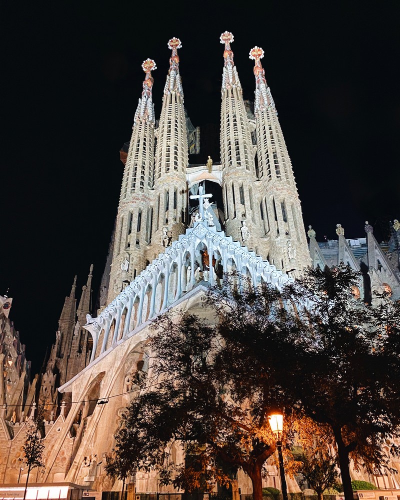 Освещенный ночью арабский собор с часовой башней (барселона, barcelona, достопримечательность, туризм, шпиль)